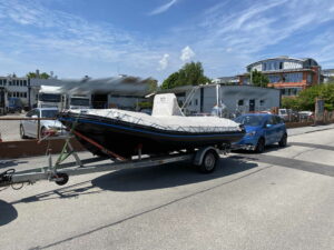 Mit elektrischer Seilwinde das Boot alleine auf den Trailer holen