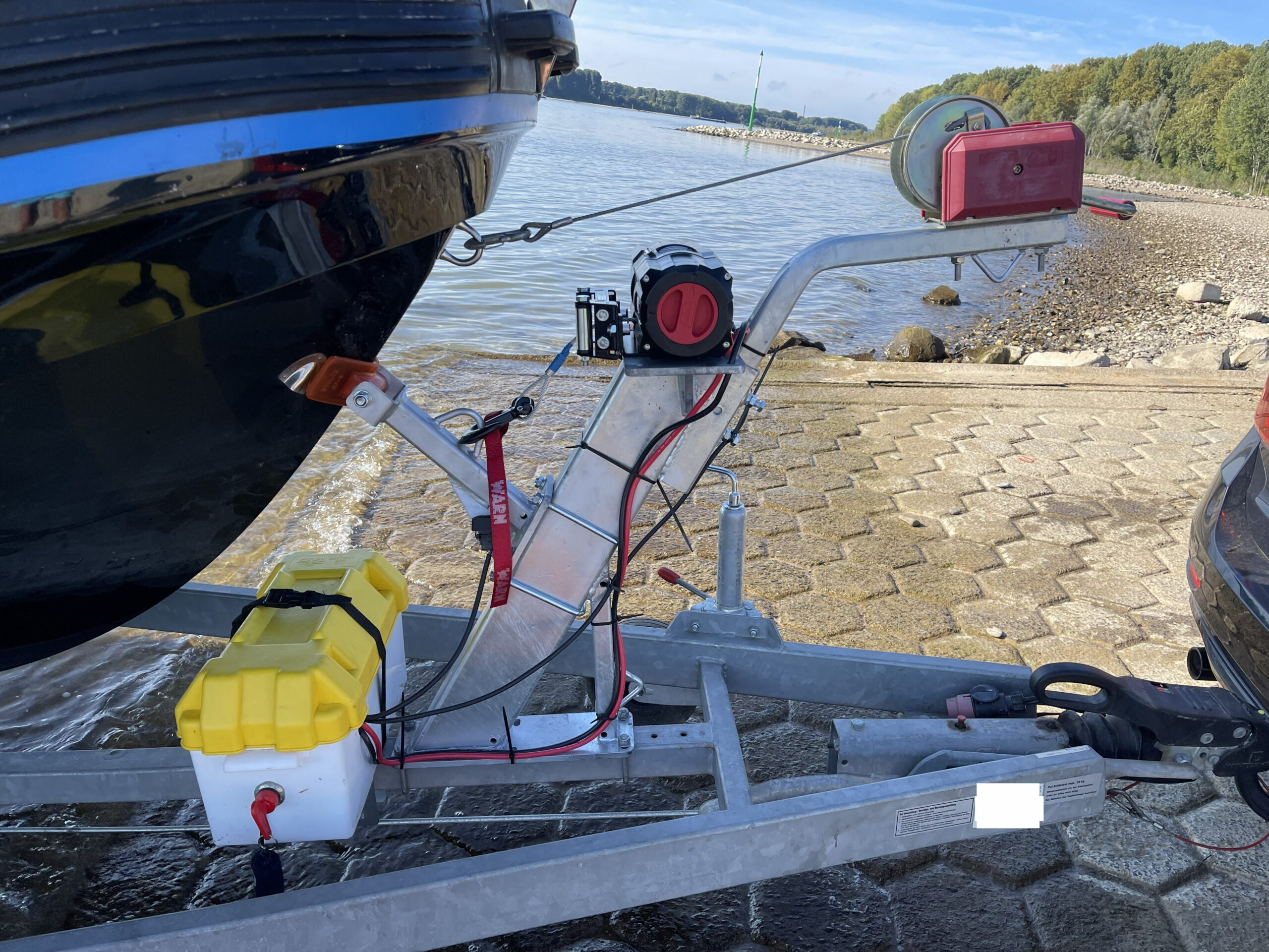 Mit elektrischer Seilwinde das Boot alleine auf den Trailer holen